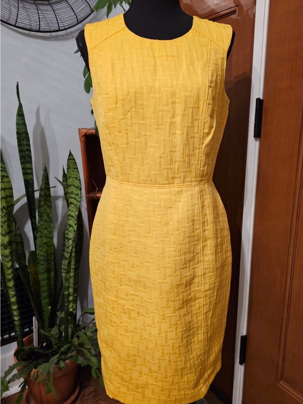Banana Republic Sheath sleeveless Yellow Textured Sheath Dress